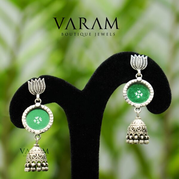 varam_earrings_green_design_silver_earrings-1