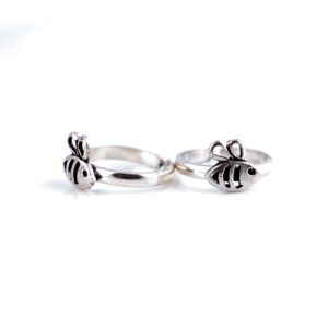 Bee design
oxidised silver
Toe Rings