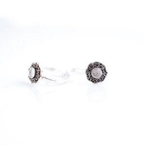 White stone
oxidised silver
Toe Rings