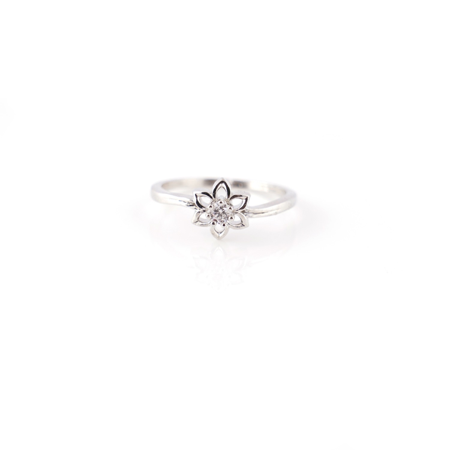 varam_rings_flower_shaped_white_stone_silver_ring-1