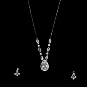 Silver and kundan work earring and designed pendant on thin chain set