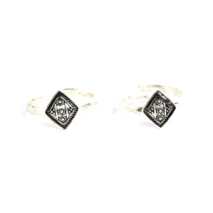 Silver and oxidised diamond shape toe rings