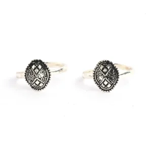Silver and oxidised with centre circle design toe rings