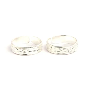 Silver with line pattern toe rings